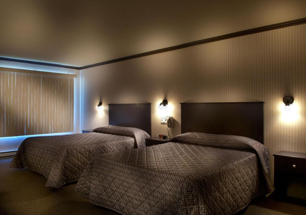 Ramada By Wyndham Laval Hotel ภายนอก รูปภาพ