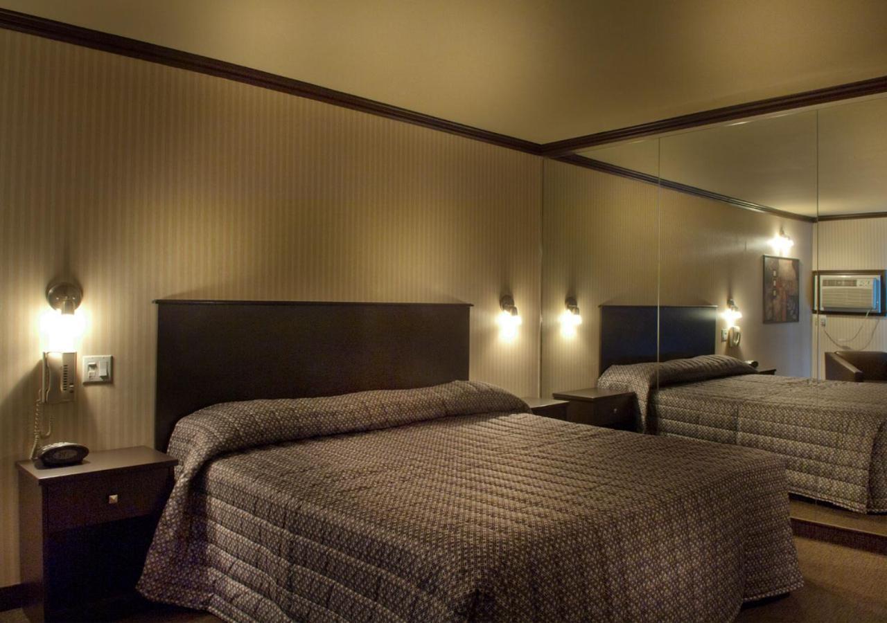 Ramada By Wyndham Laval Hotel ภายนอก รูปภาพ