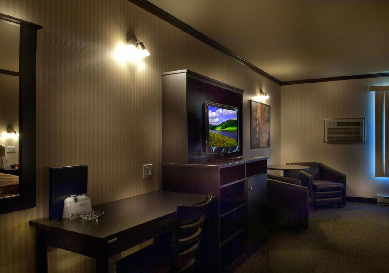 Ramada By Wyndham Laval Hotel ภายนอก รูปภาพ
