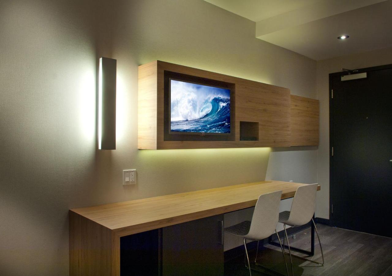 Ramada By Wyndham Laval Hotel ภายนอก รูปภาพ