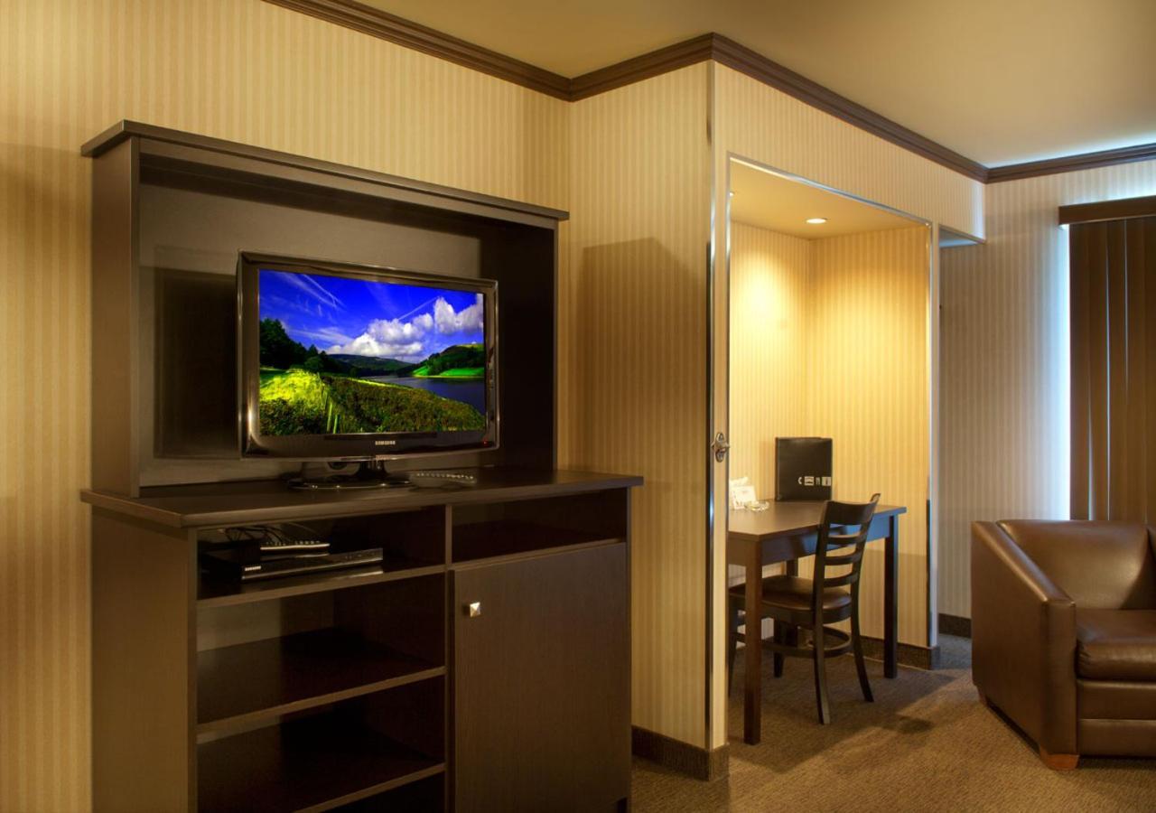 Ramada By Wyndham Laval Hotel ภายนอก รูปภาพ