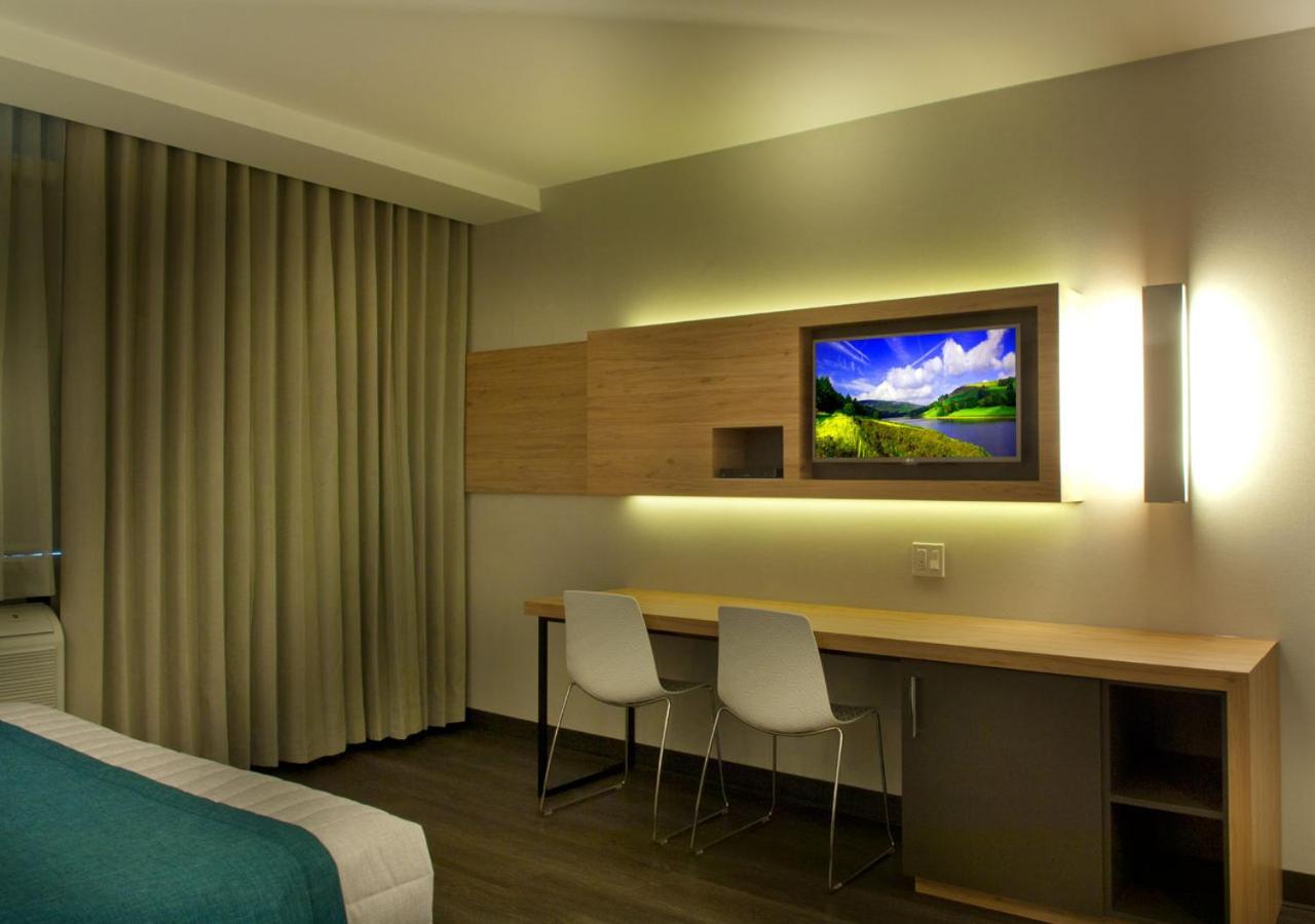 Ramada By Wyndham Laval Hotel ภายนอก รูปภาพ
