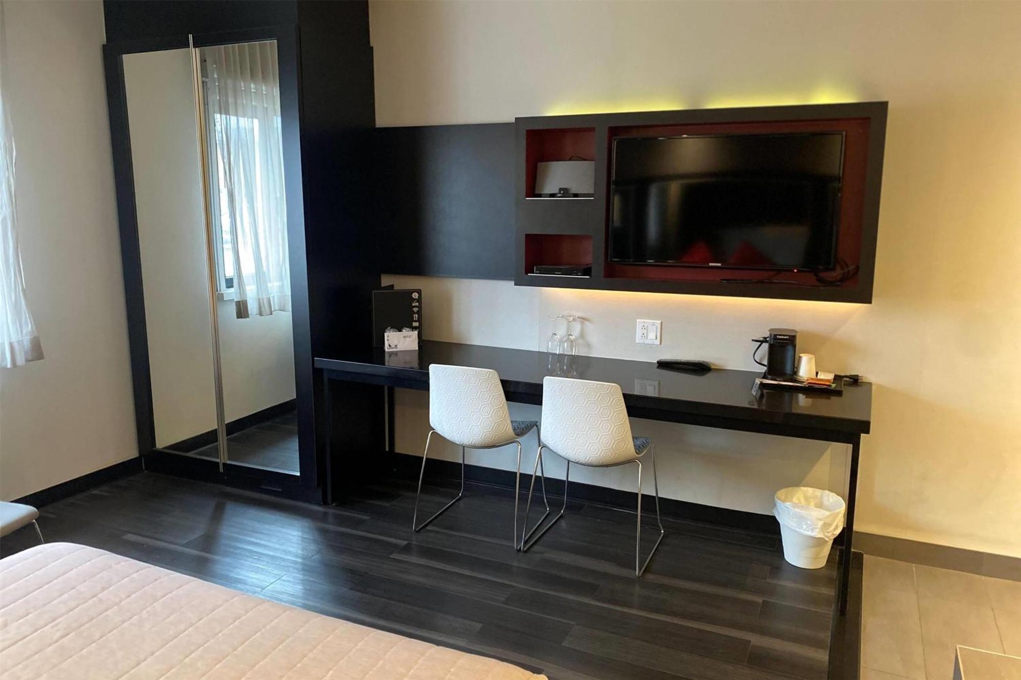 Ramada By Wyndham Laval Hotel ภายนอก รูปภาพ