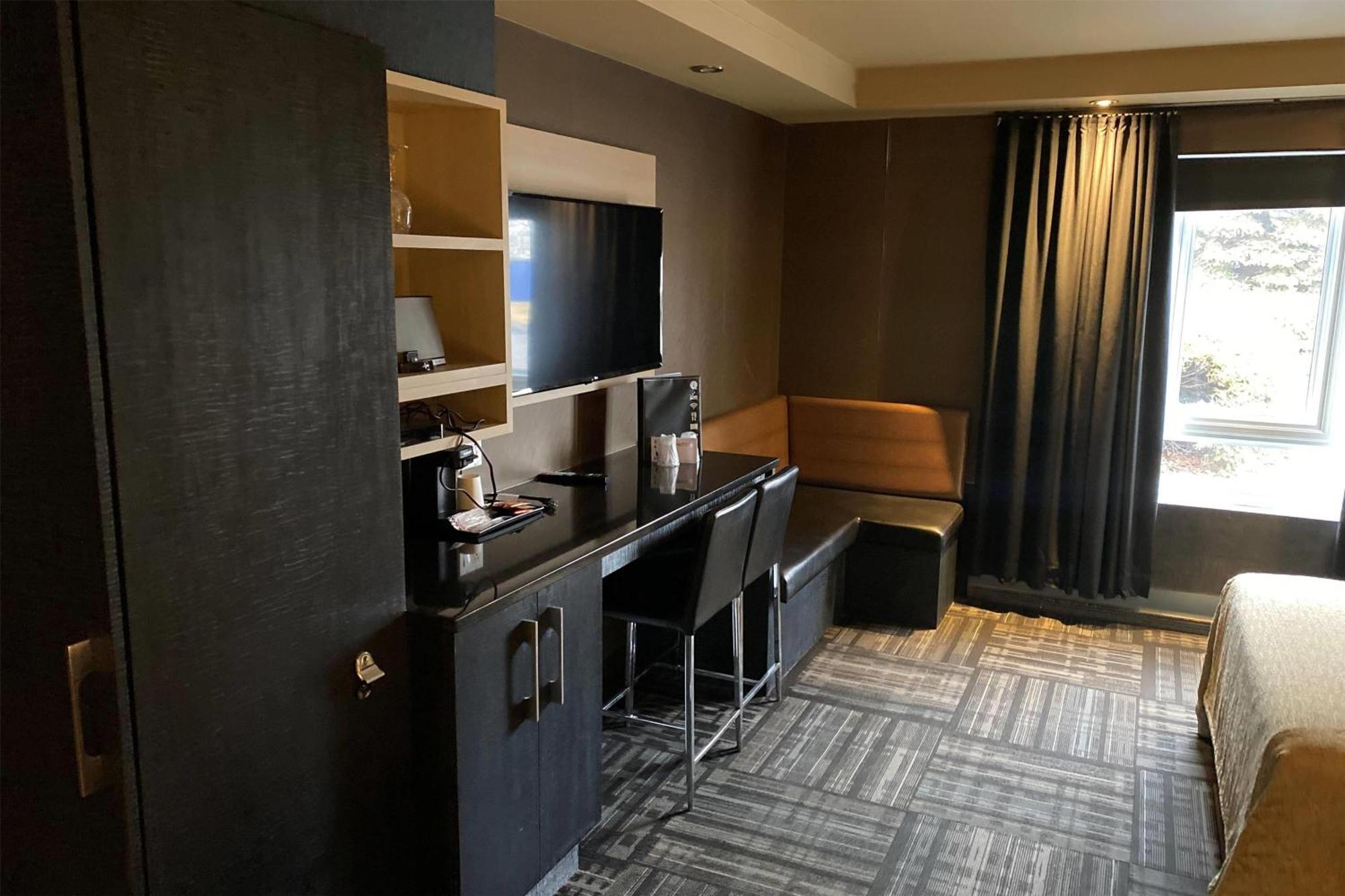 Ramada By Wyndham Laval Hotel ภายนอก รูปภาพ