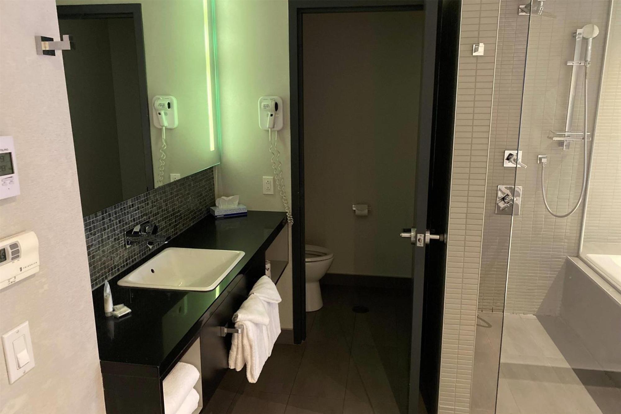 Ramada By Wyndham Laval Hotel ภายนอก รูปภาพ
