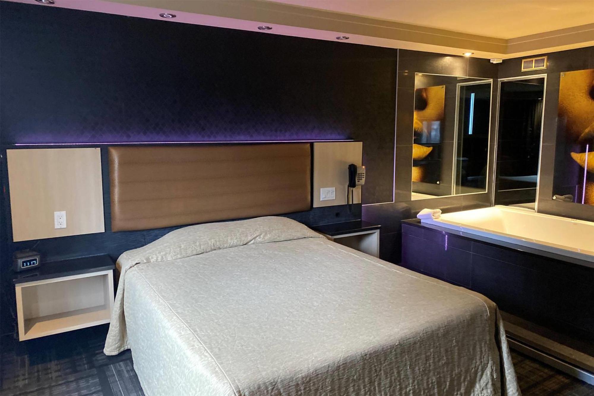 Ramada By Wyndham Laval Hotel ภายนอก รูปภาพ