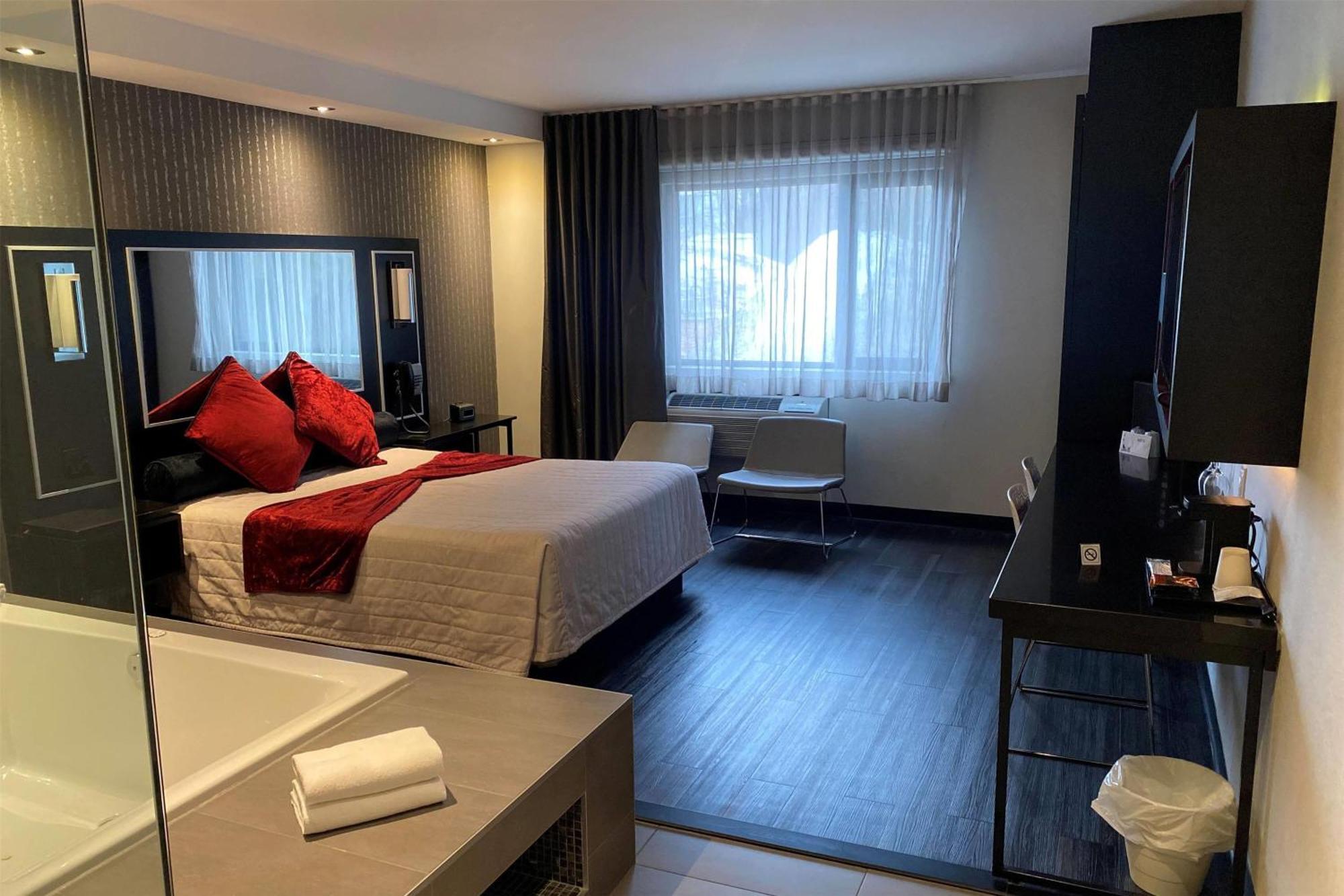 Ramada By Wyndham Laval Hotel ภายนอก รูปภาพ