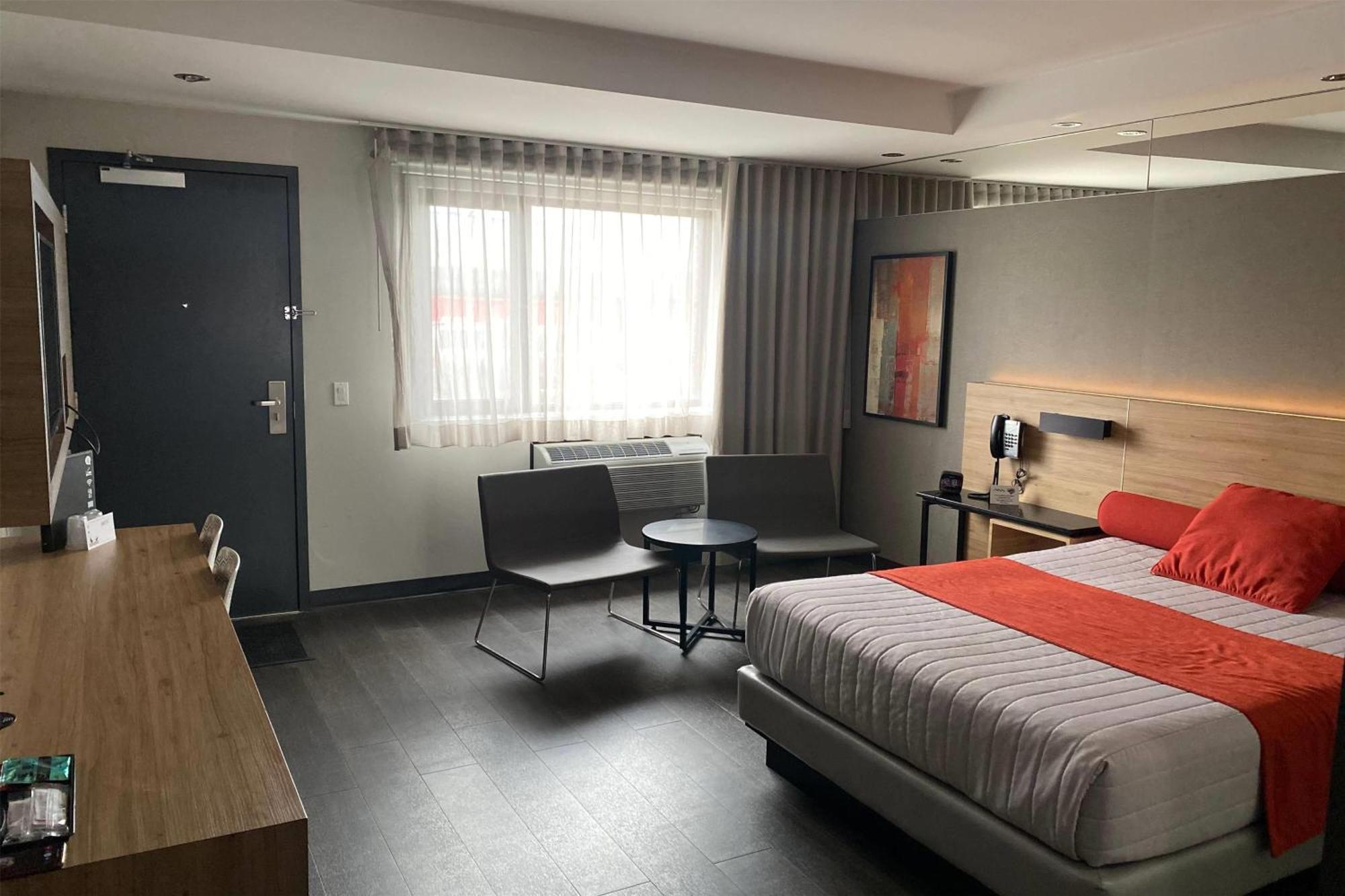 Ramada By Wyndham Laval Hotel ภายนอก รูปภาพ