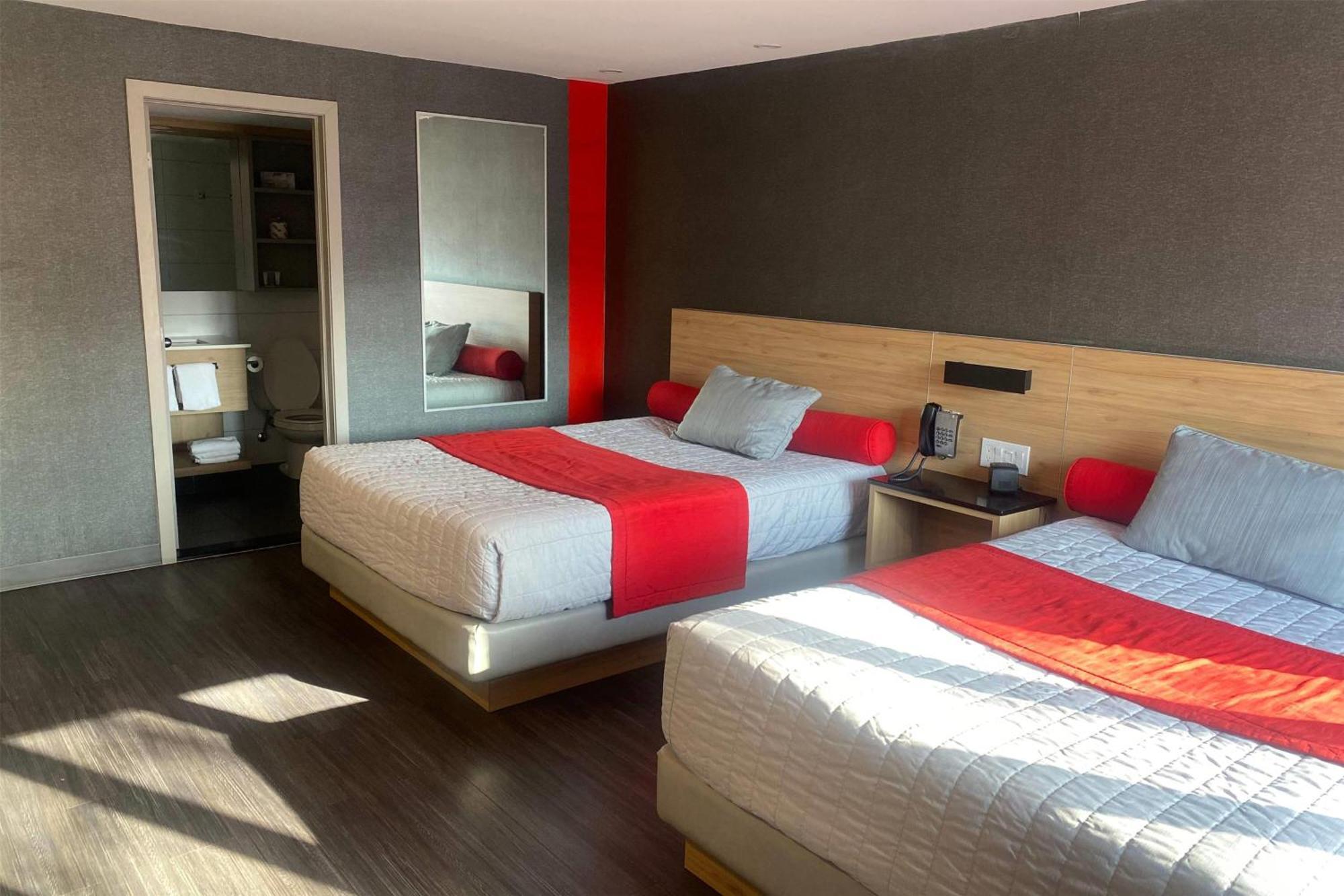 Ramada By Wyndham Laval Hotel ภายนอก รูปภาพ