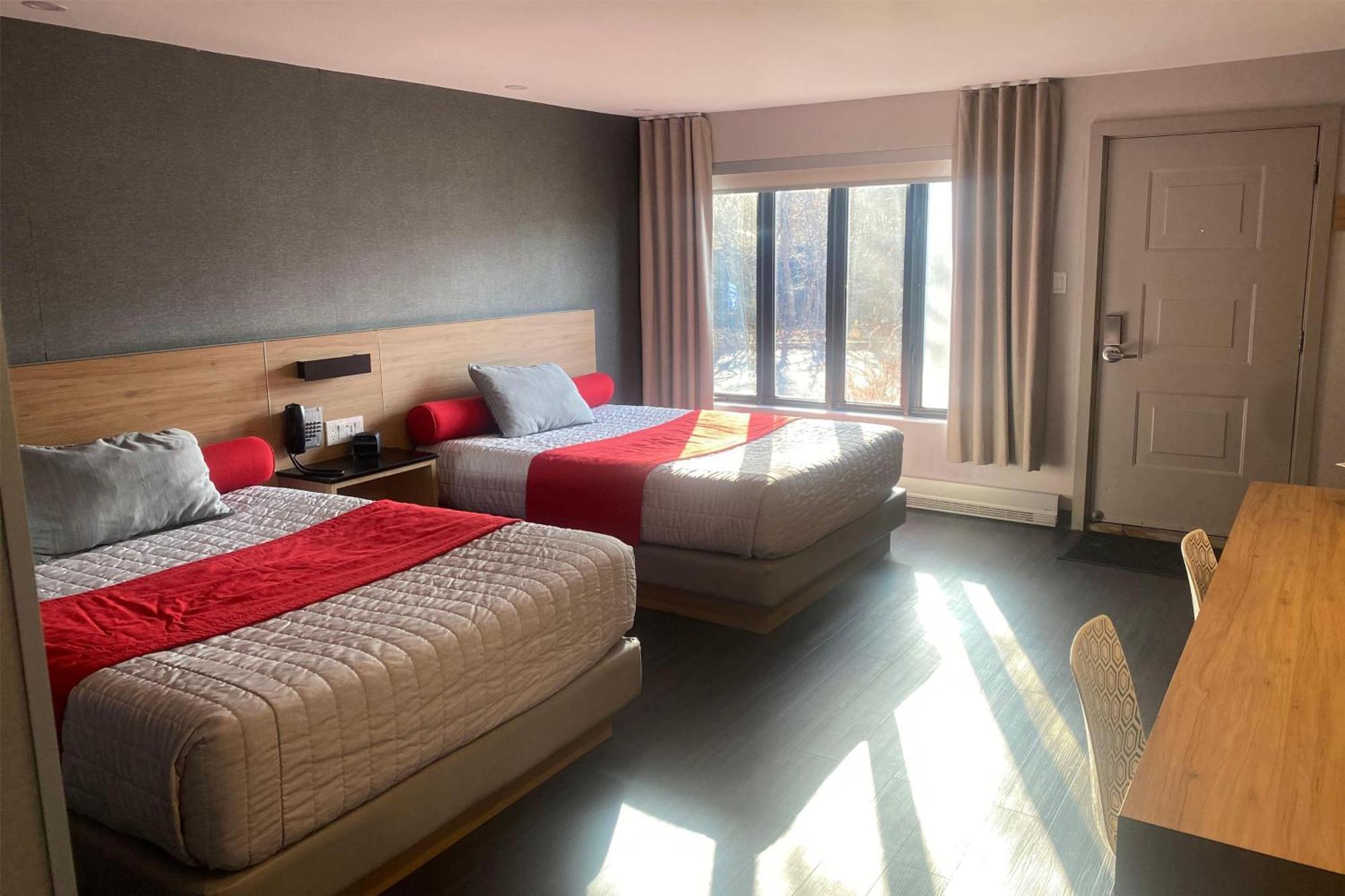 Ramada By Wyndham Laval Hotel ภายนอก รูปภาพ