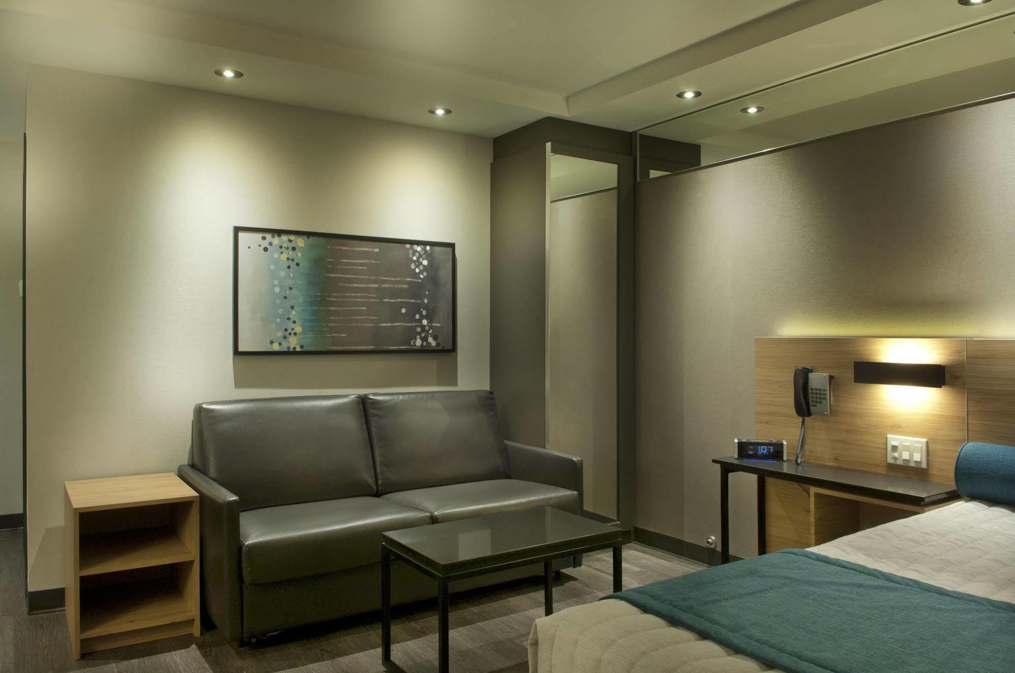 Ramada By Wyndham Laval Hotel ภายนอก รูปภาพ