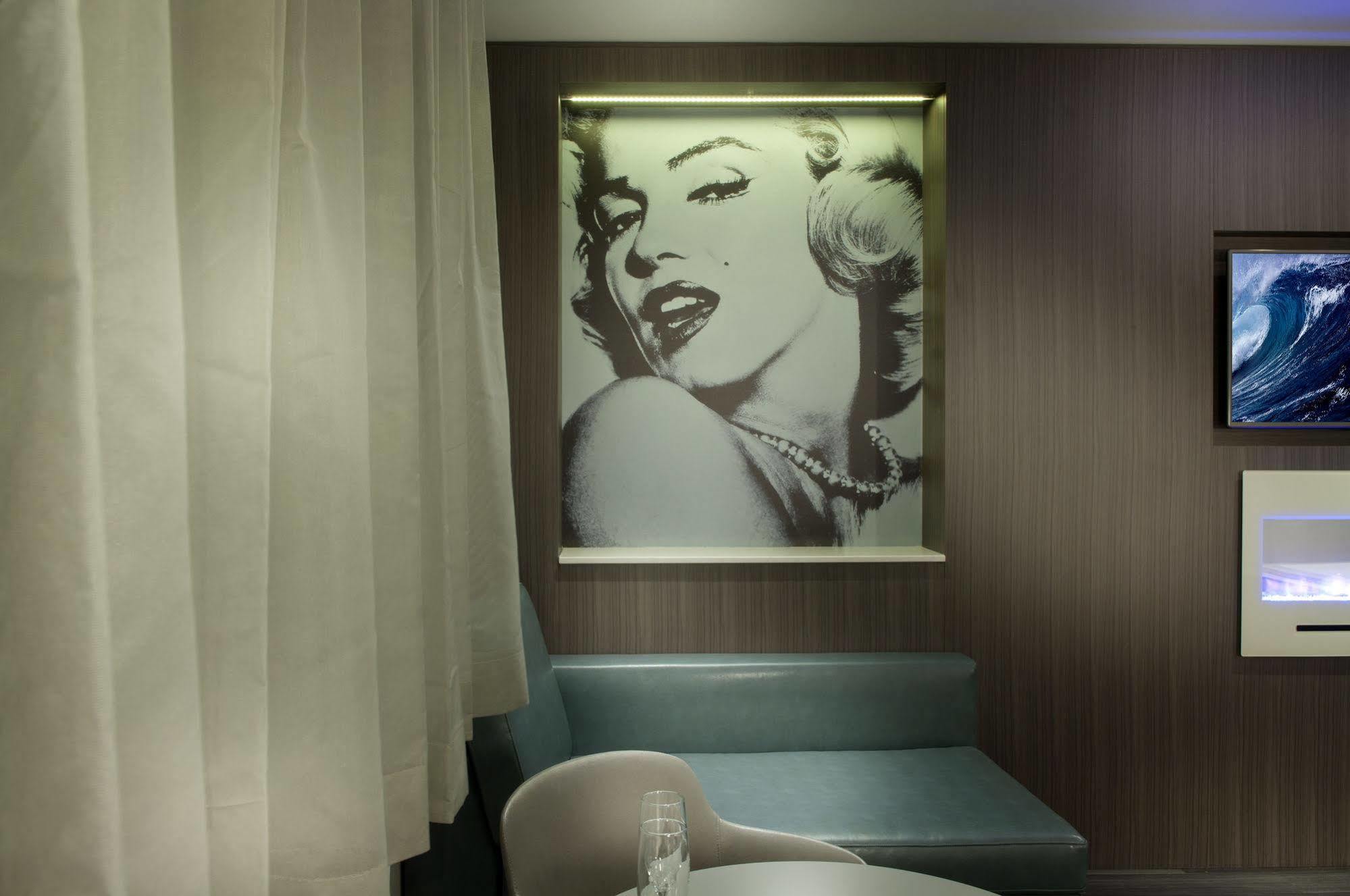 Ramada By Wyndham Laval Hotel ภายนอก รูปภาพ