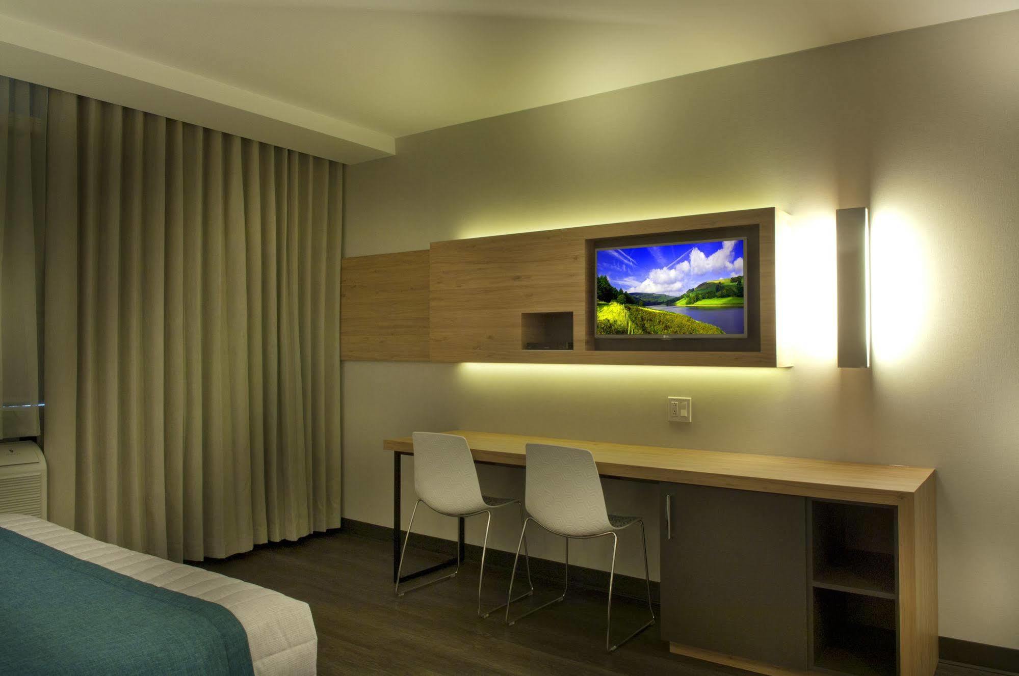 Ramada By Wyndham Laval Hotel ภายนอก รูปภาพ