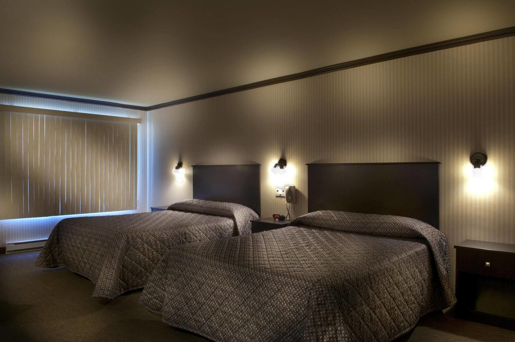 Ramada By Wyndham Laval Hotel ภายนอก รูปภาพ